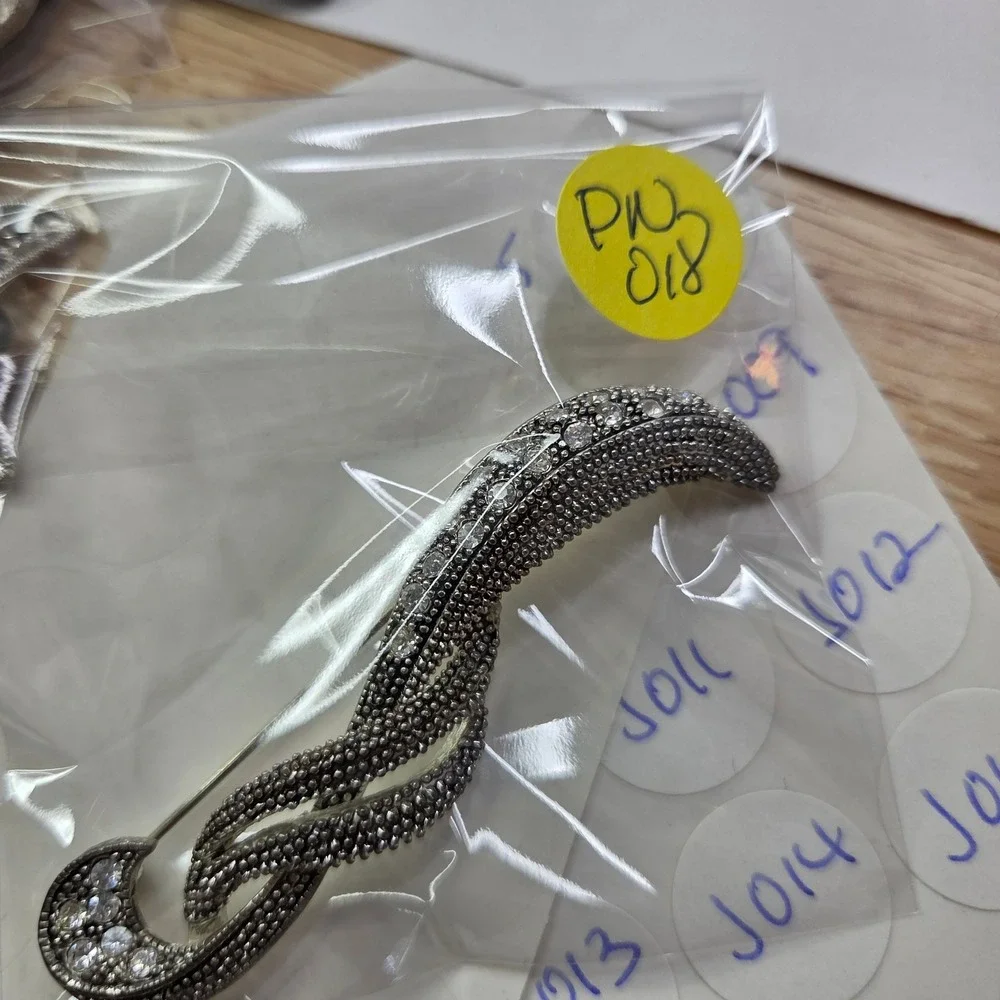 Elegant Silver Tone‎ Ribbon Brooch Pin with Rhinestones Vintage Style